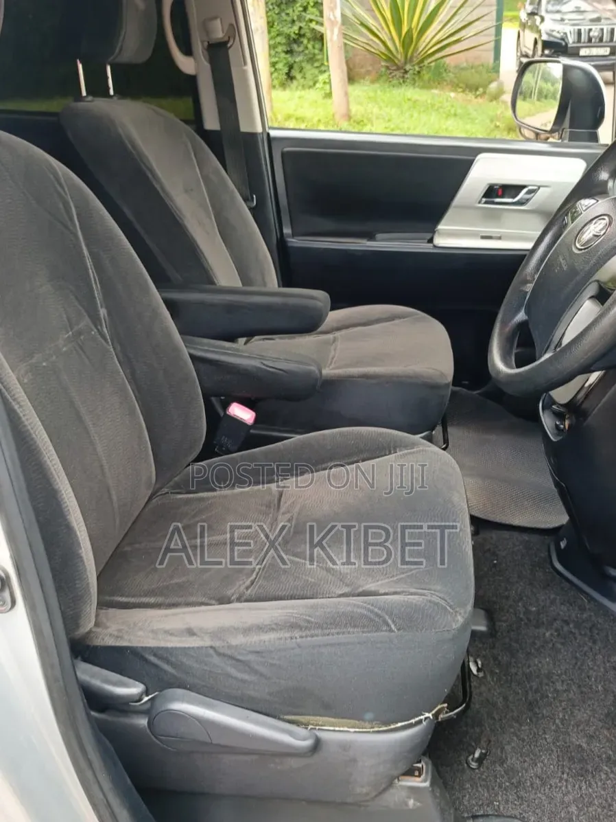 Toyota Noah 2013 Silver