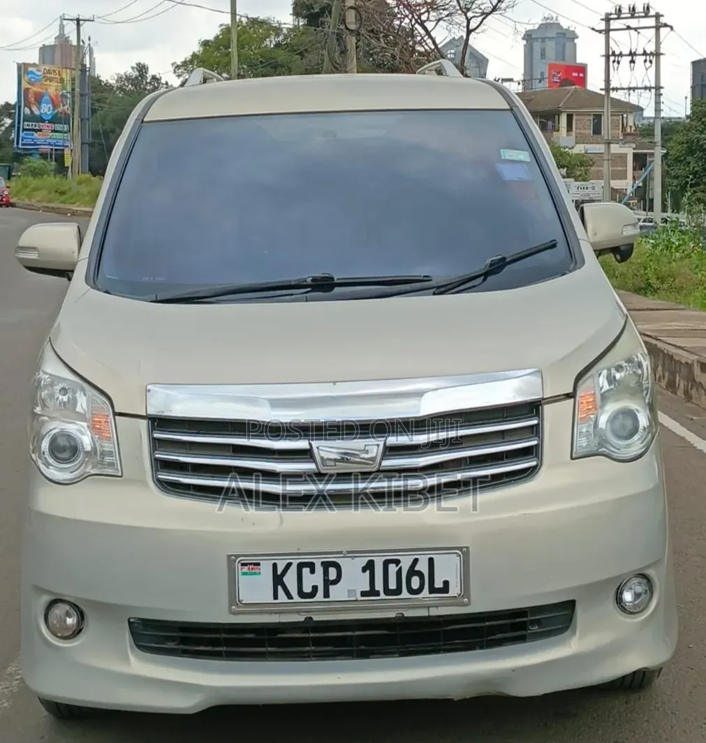 Toyota Noah 2010 Beige