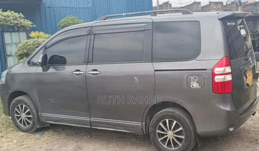 Toyota Noah 2011 Gray