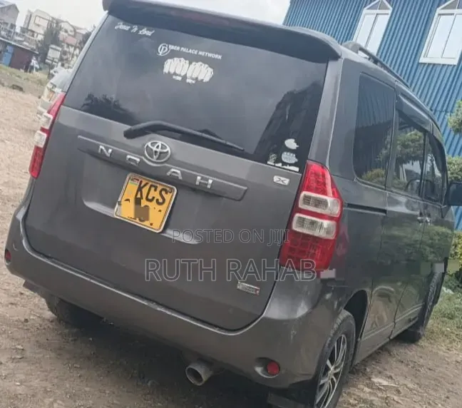 Toyota Noah 2011 Gray