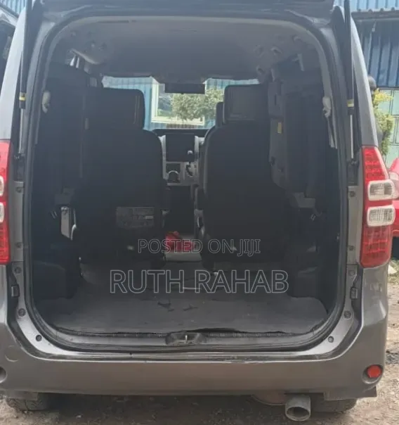 Toyota Noah 2011 Gray