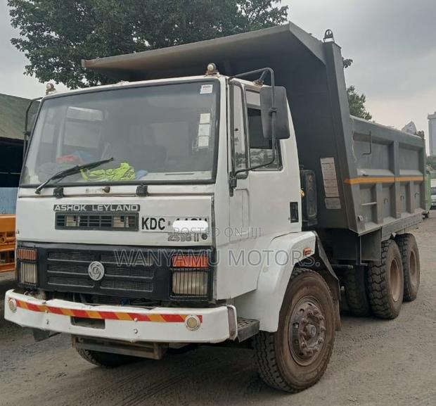 Ashok Leyland 2022 White - thumbnail 4