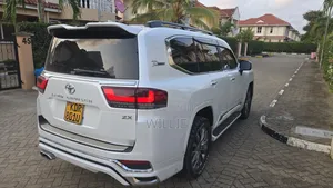 Toyota Land Cruiser 2023 White