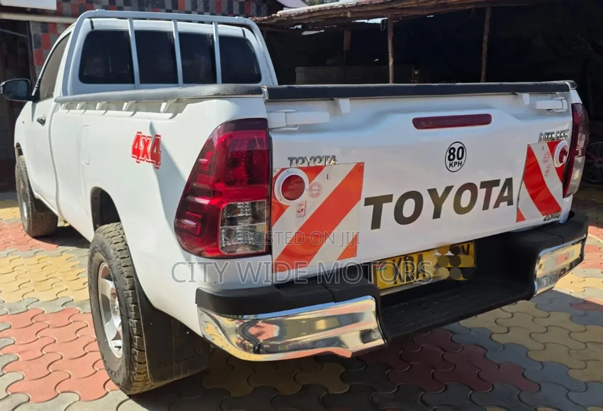 Toyota Hilux 2019 White