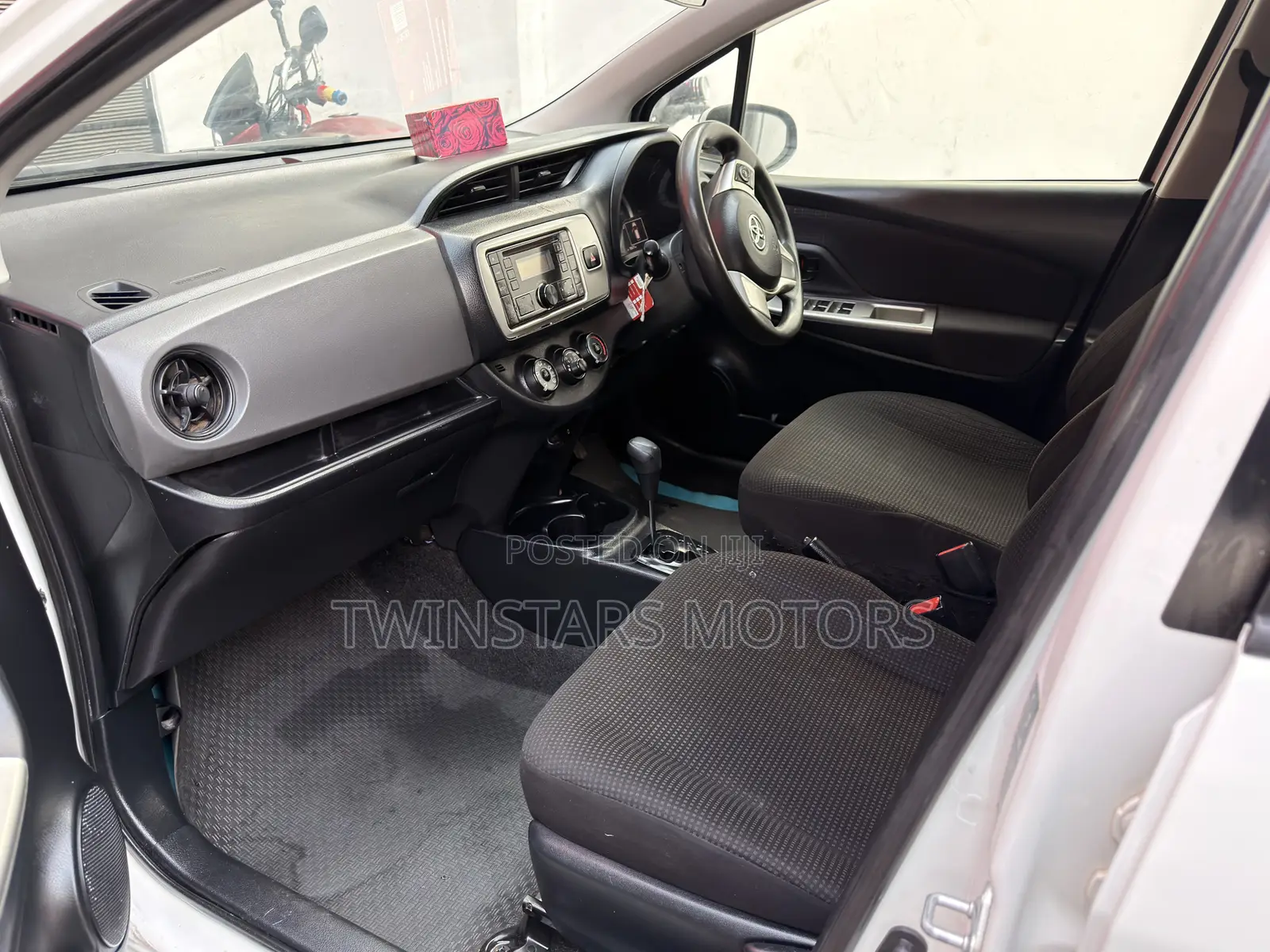 Toyota Vitz 1.3 FWD 5dr 2017 White