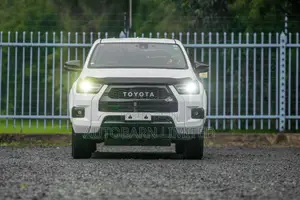 Toyota Hilux 2023 White