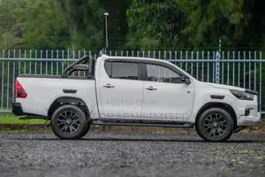 Toyota Hilux 2023 White