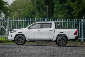 Toyota Hilux 2023 White