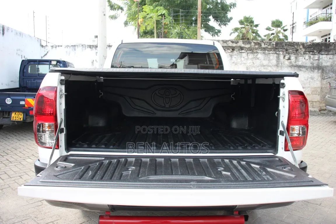 Toyota Hilux 2020 White