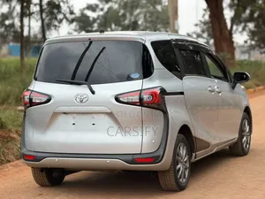 Toyota Sienta 2019 Silver