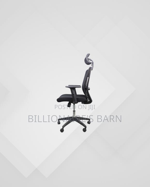 Black Mesh Chair With Nylon Base for Everyday Seating Comfort