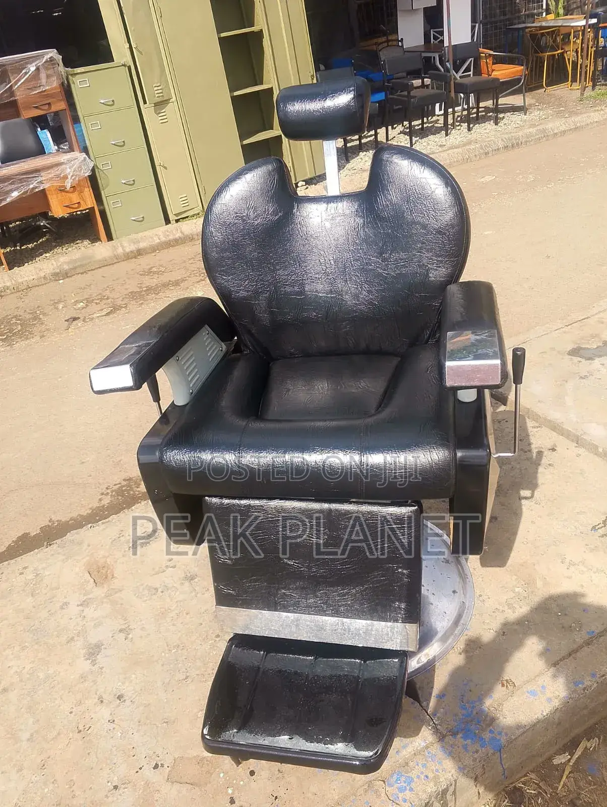Salon Barber Chair Jumbo – Strong Hydraulic Stylish Design