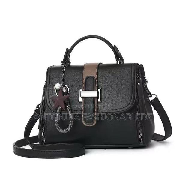 A Very Unique Handbag - thumbnail 4