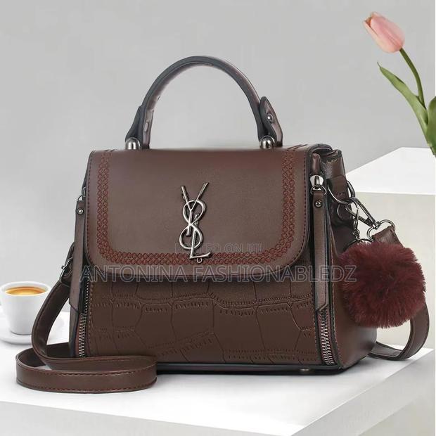 A Very Unique Handbag - thumbnail 5