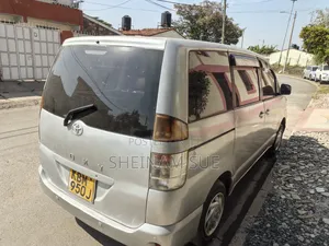 Toyota Voxy 2004 Silver