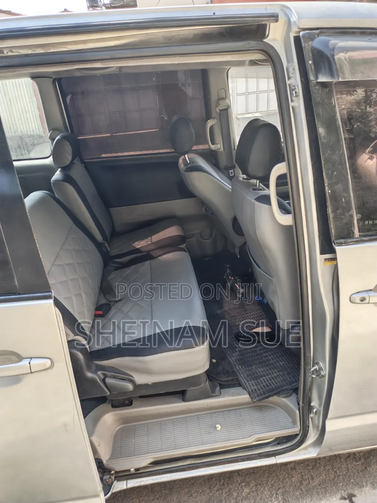 Toyota Voxy 2004 Silver