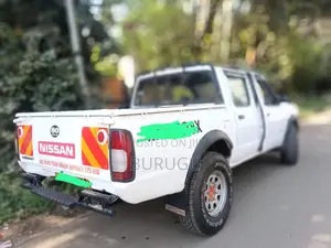 Nissan Hardbody 2000 White