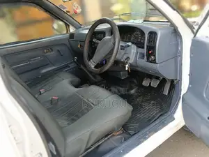 Nissan Hardbody 2000 White