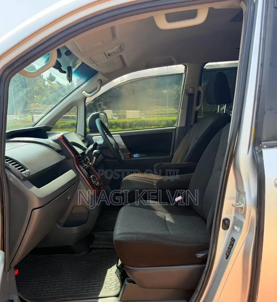 Toyota Noah 2009 Silver