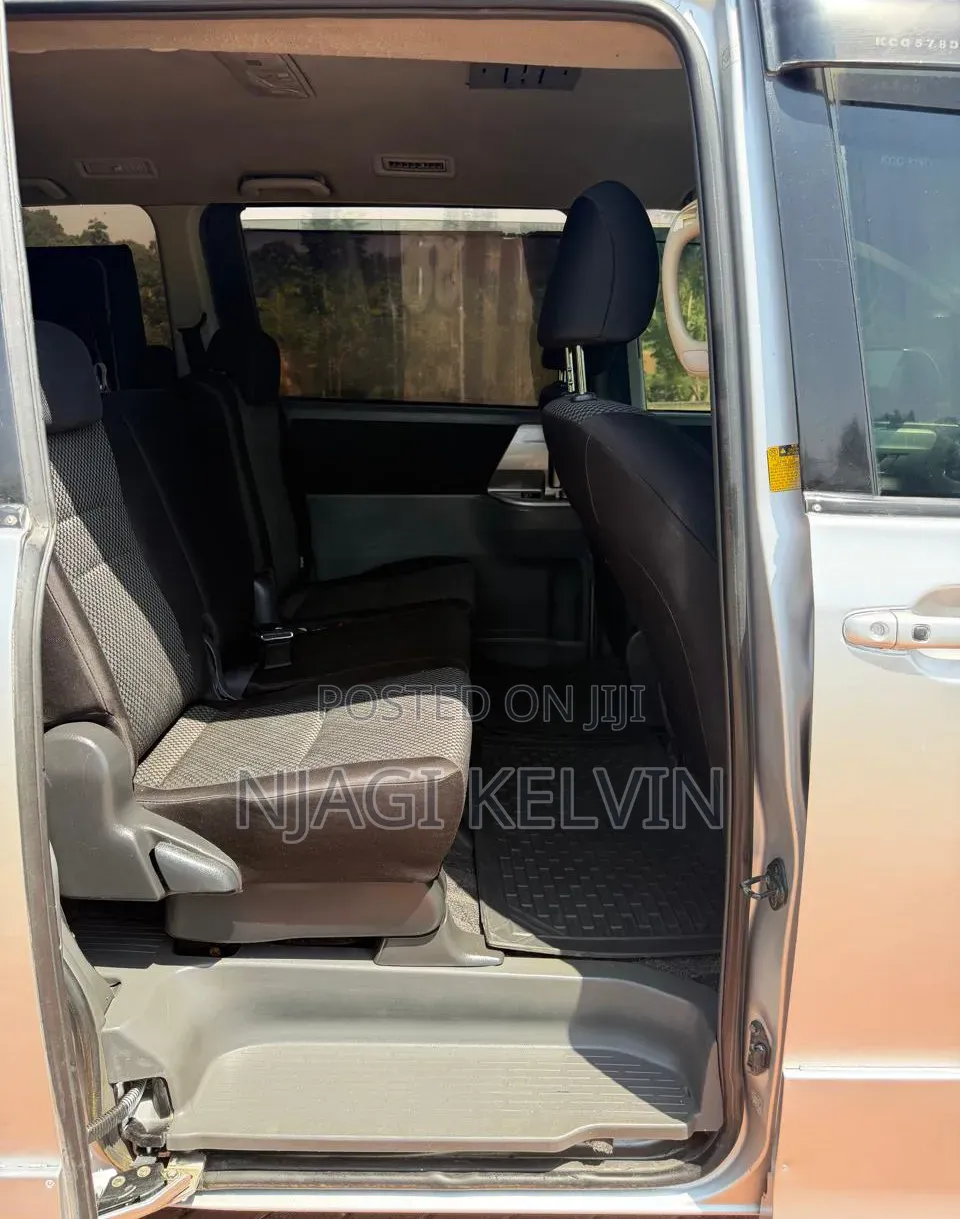 Toyota Noah 2009 Silver