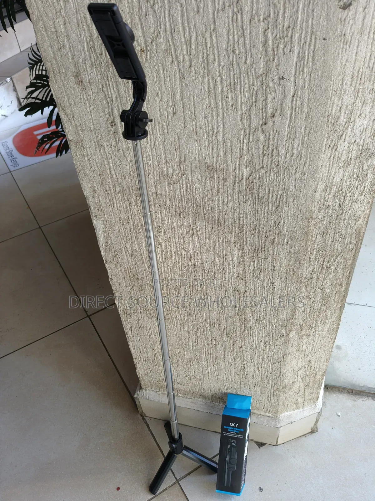 Q07 Foldable Selfie Stick Tripod – Live Stream Video Stand
