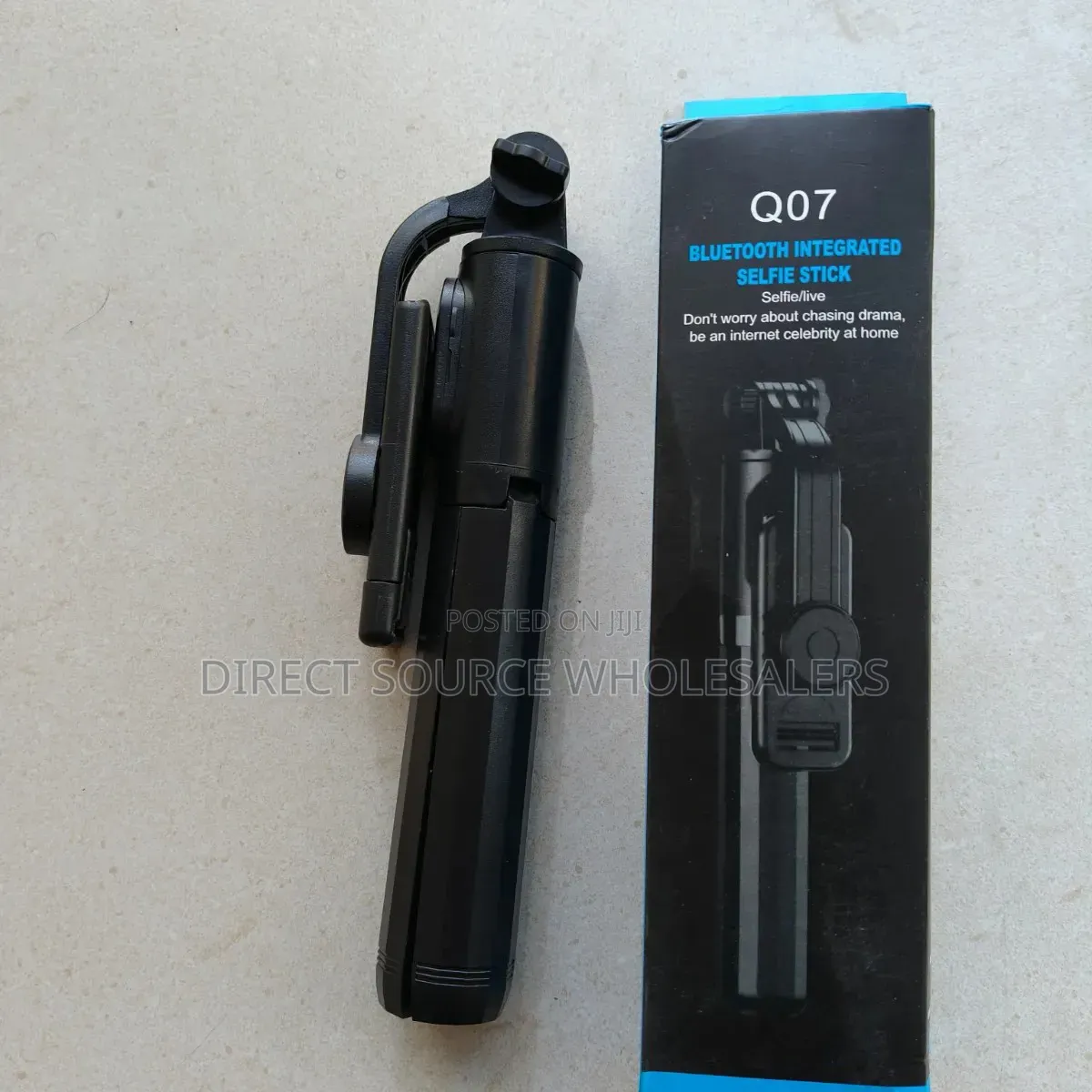 Q07 Foldable Selfie Stick Tripod – Live Stream Video Stand