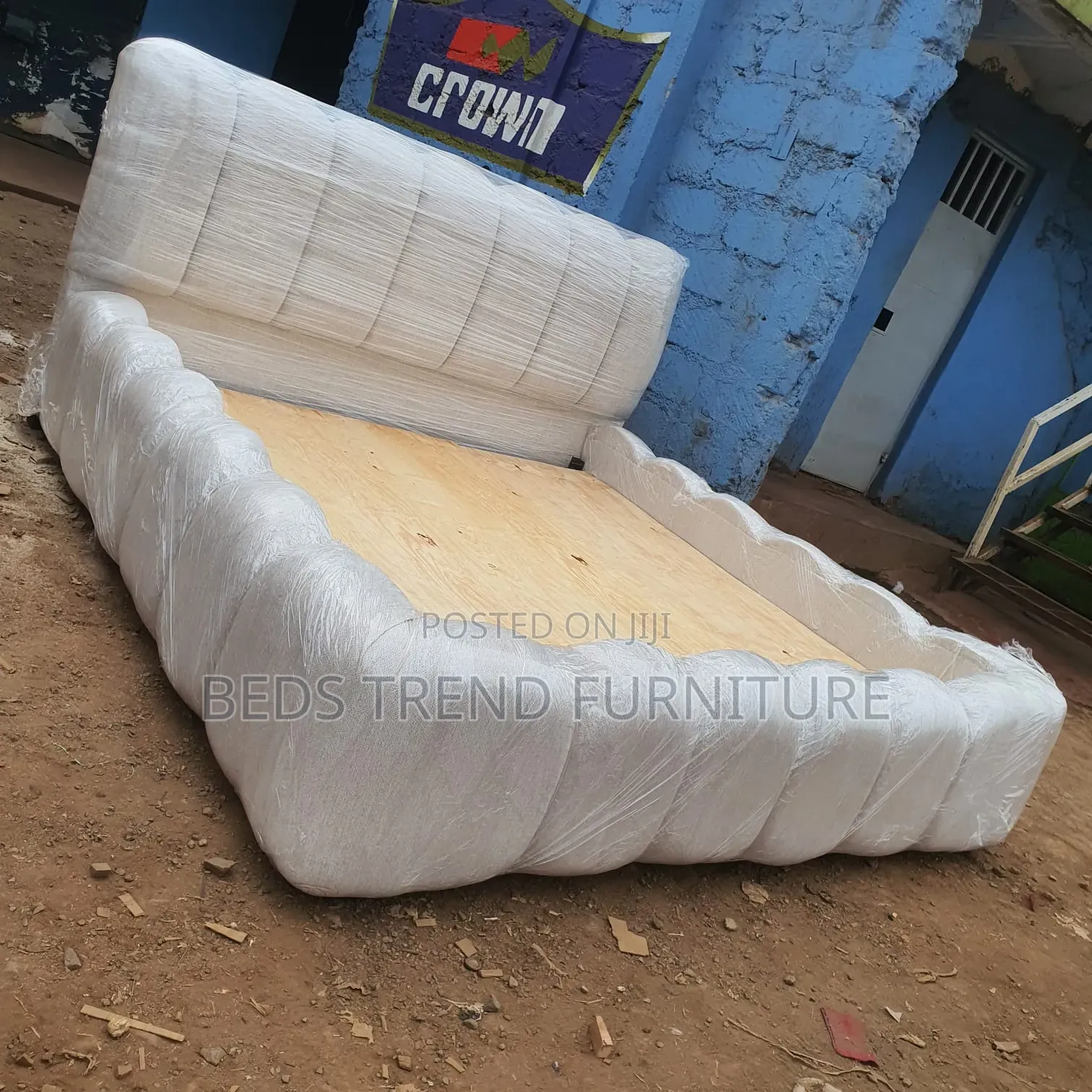 4 by 6 Bubble Bed With Tufted Headboard