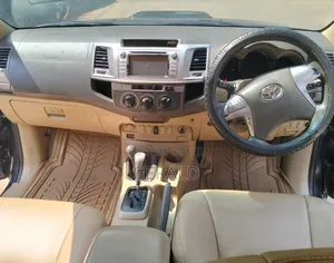 Toyota Hilux 2013 Black