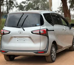 Toyota Sienta 2019 Silver