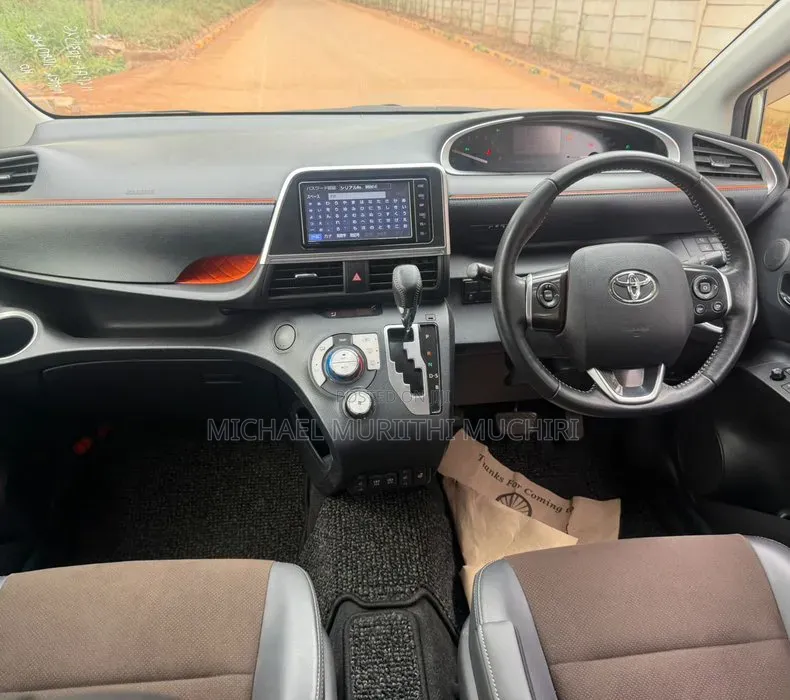 Toyota Sienta 2019 Silver