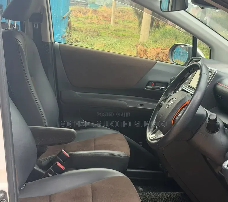 Toyota Sienta 2019 Silver