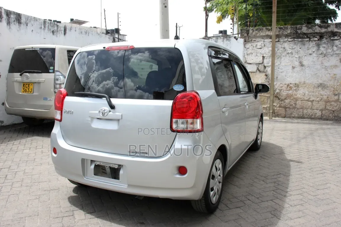 Toyota Porte 2019 Silver