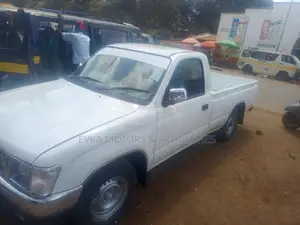 Toyota Hilux 2003 White
