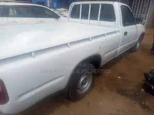 Toyota Hilux 2003 White