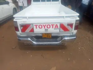 Toyota Hilux 2003 White