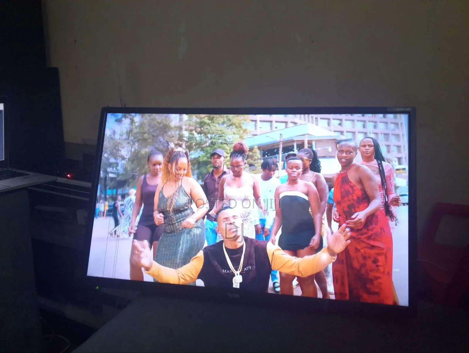 Synix Digital TV 32 Inch Inbuilt Decorder