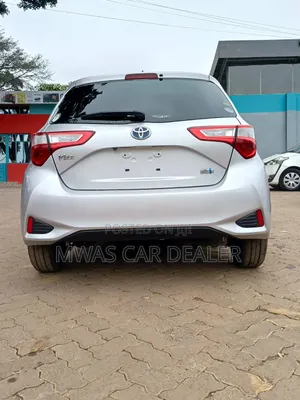 Toyota Vitz 2018 Silver