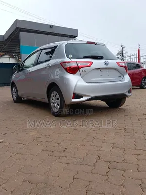 Toyota Vitz 2018 Silver
