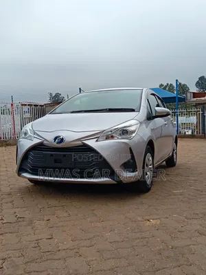 Toyota Vitz 2018 Silver