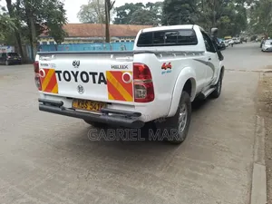 Toyota Hilux 2012 White