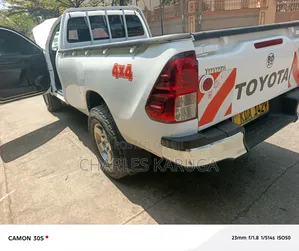 Toyota Hilux 2021 White