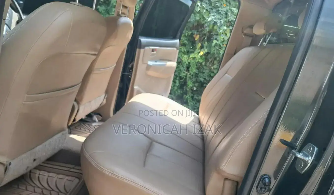 Toyota Hilux 2013 Black