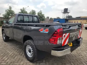 Toyota Hilux 2023 Gray