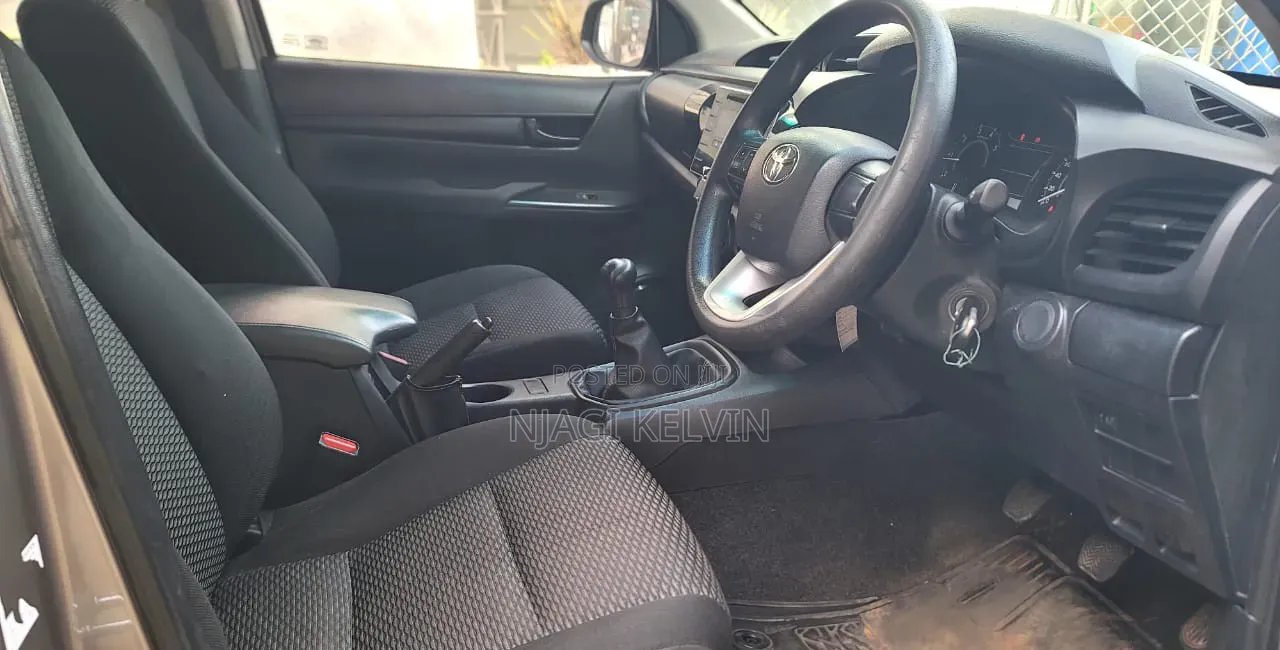 Toyota Hilux 2016 Gray