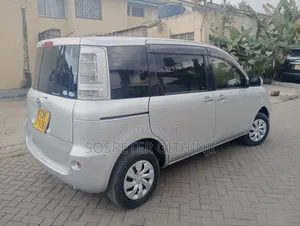 Toyota Sienta 2011 Silver