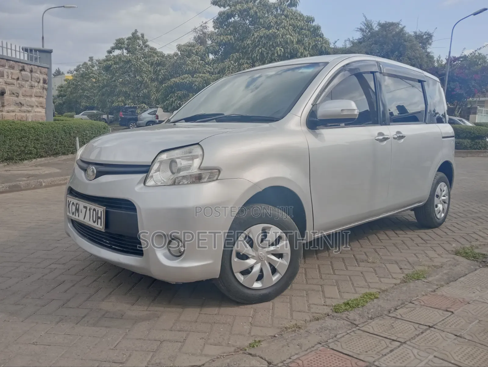 Toyota Sienta 2011 Silver