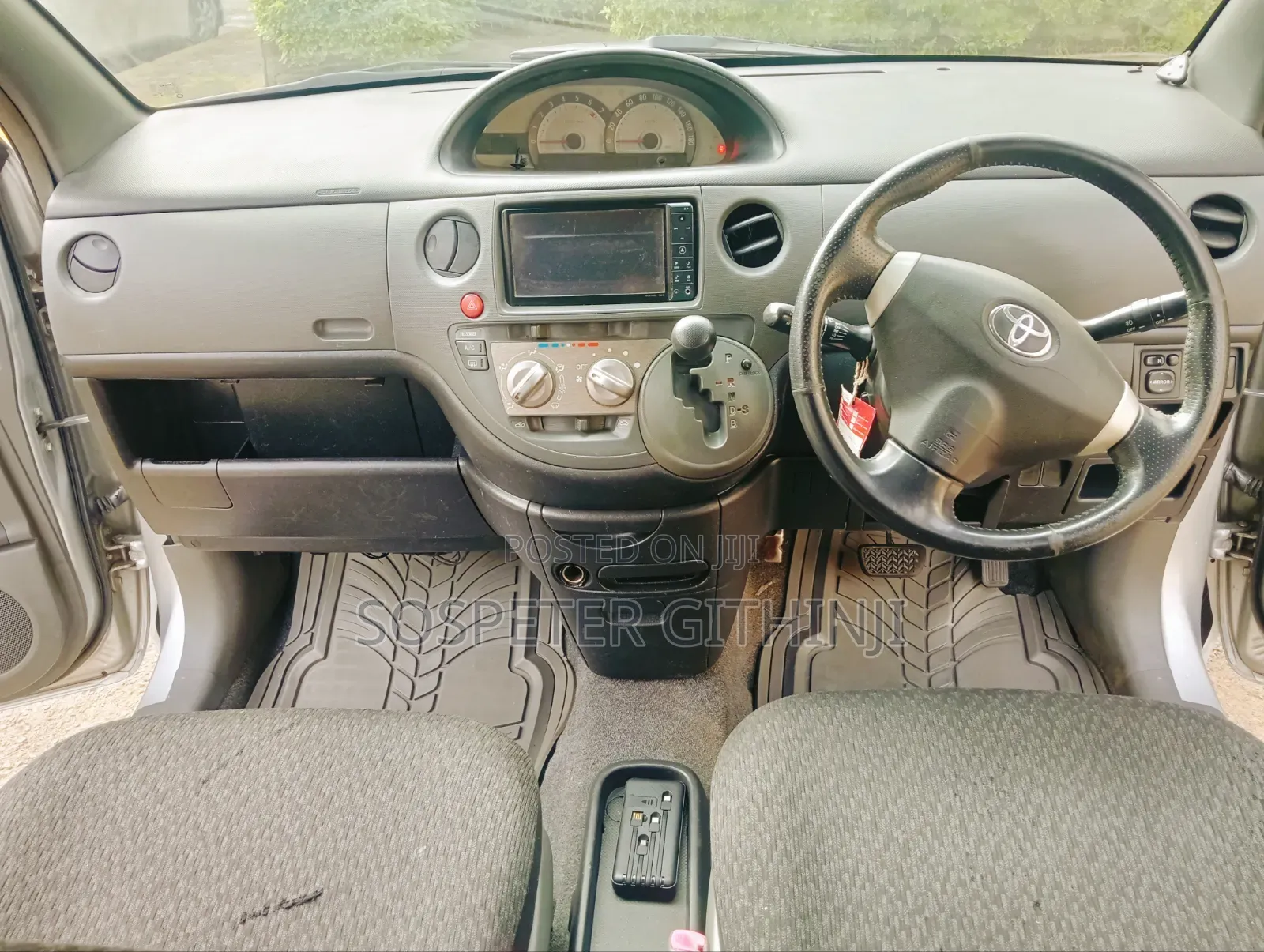 Toyota Sienta 2011 Silver