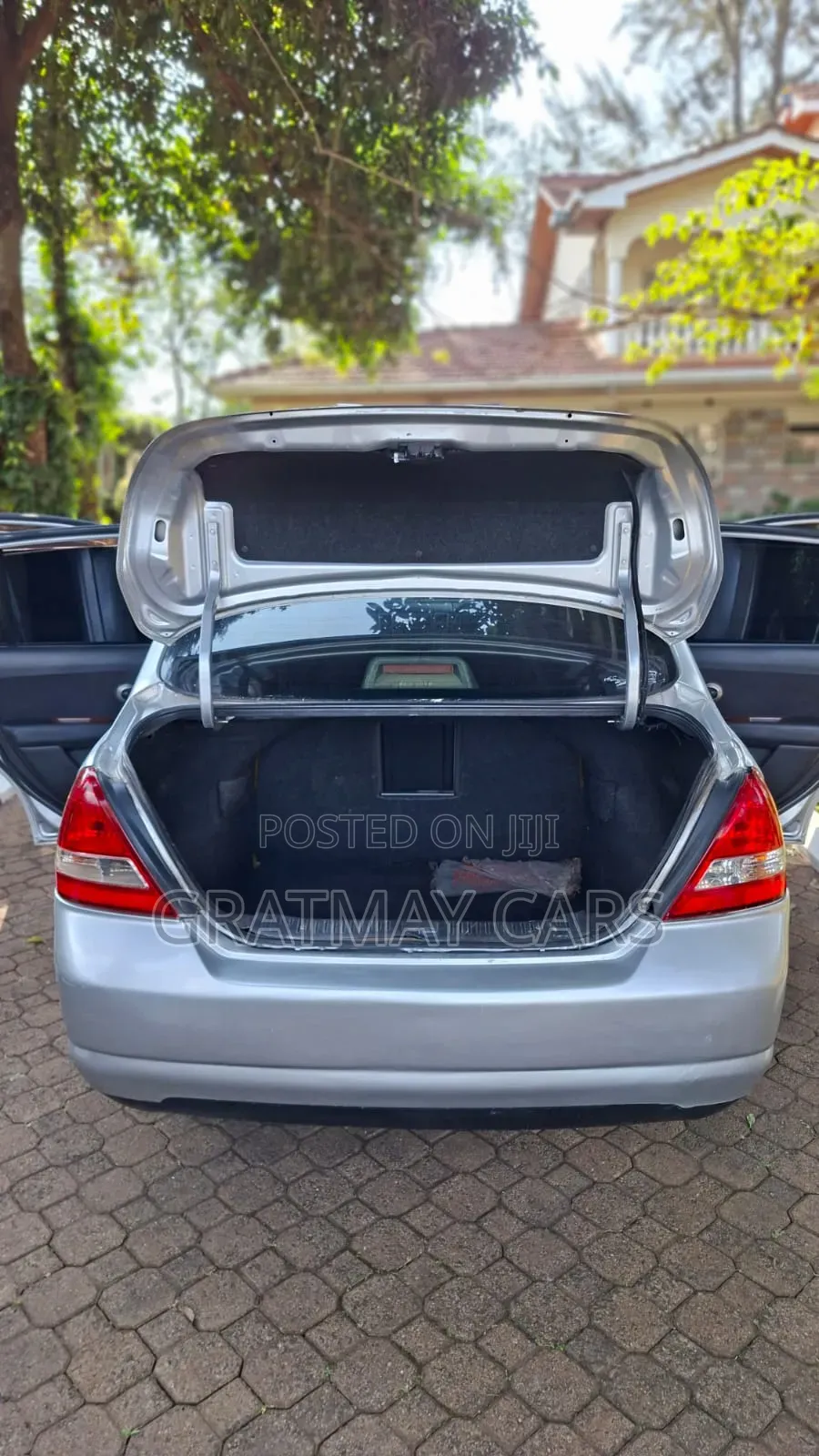 Nissan Tiida 2009 Silver