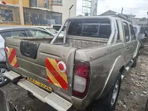 Nissan NP300 1997 Gold