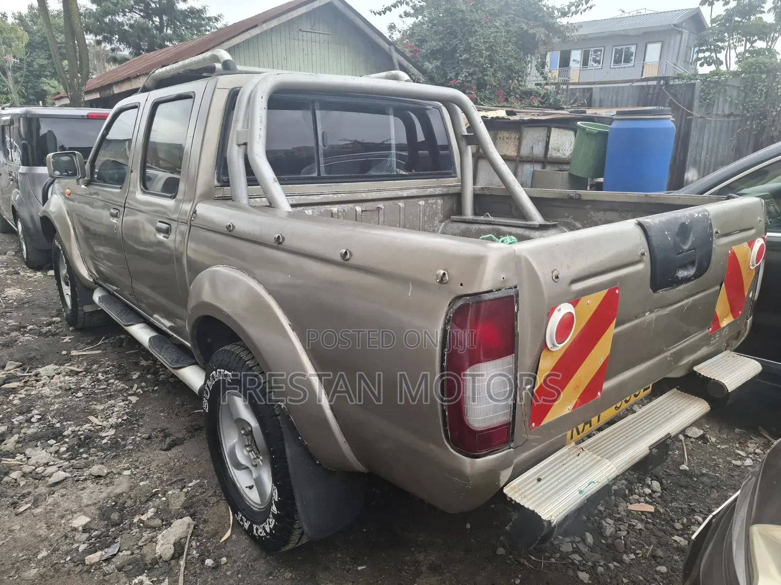 Nissan NP300 1997 Gold